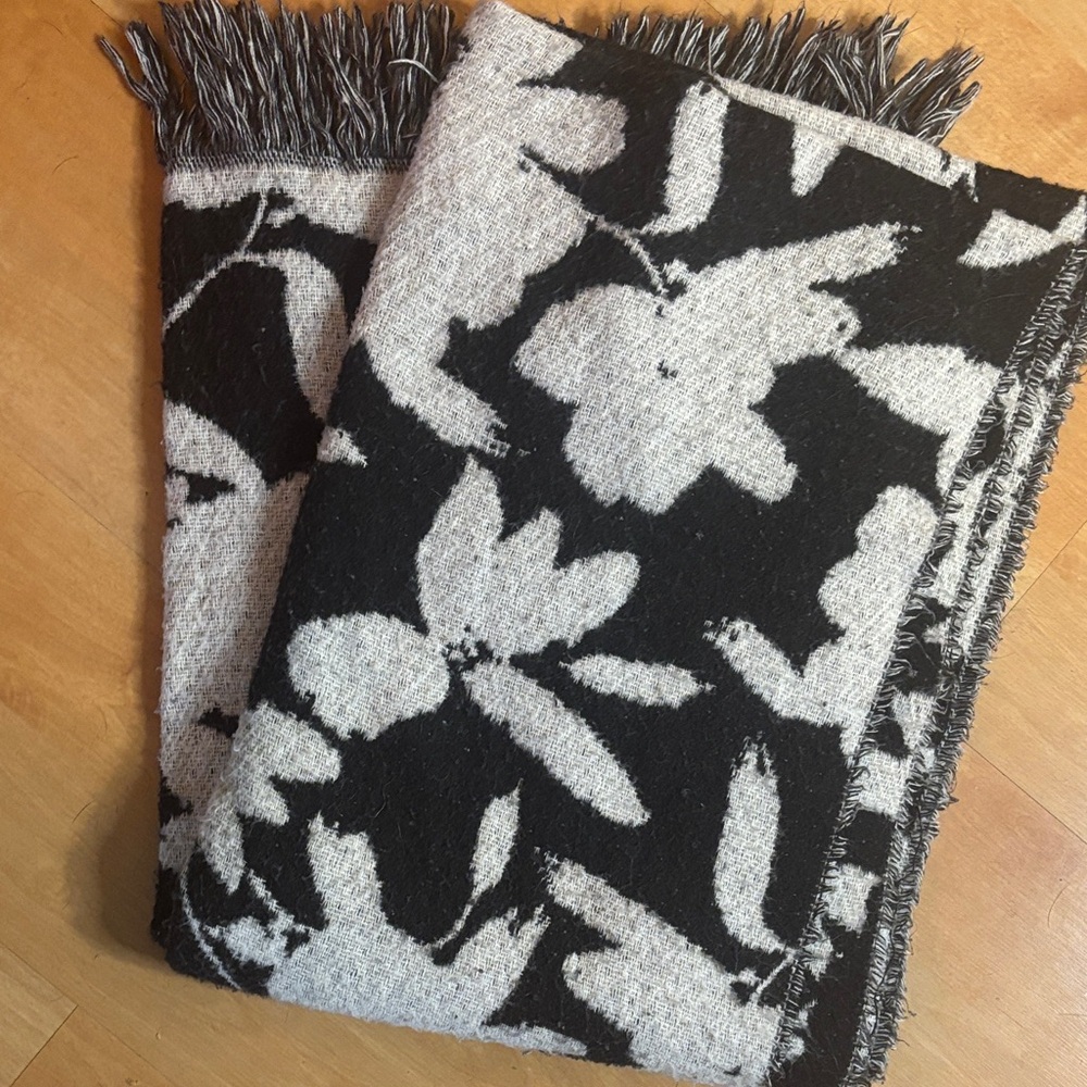 cuuuuuute AF black and white floral scarf